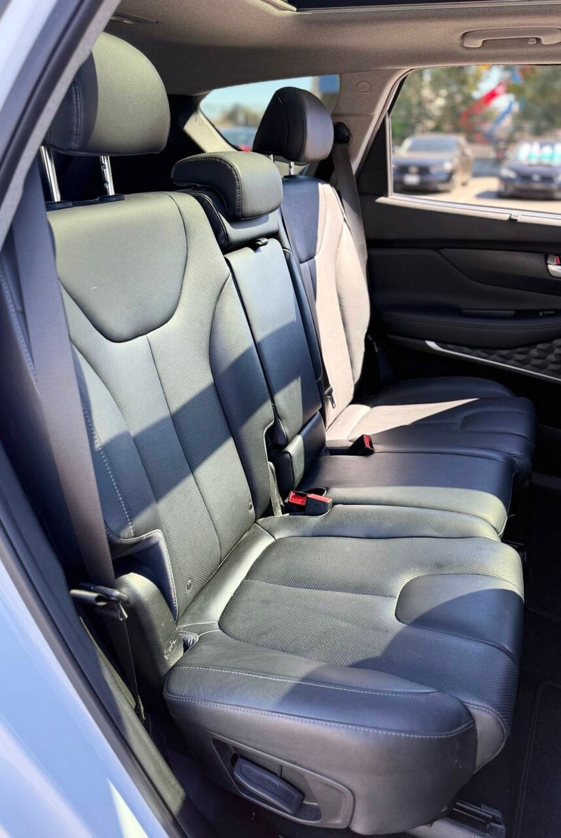 Hyundai Santa Fe Vehicle Full-screen Gallery Image 14