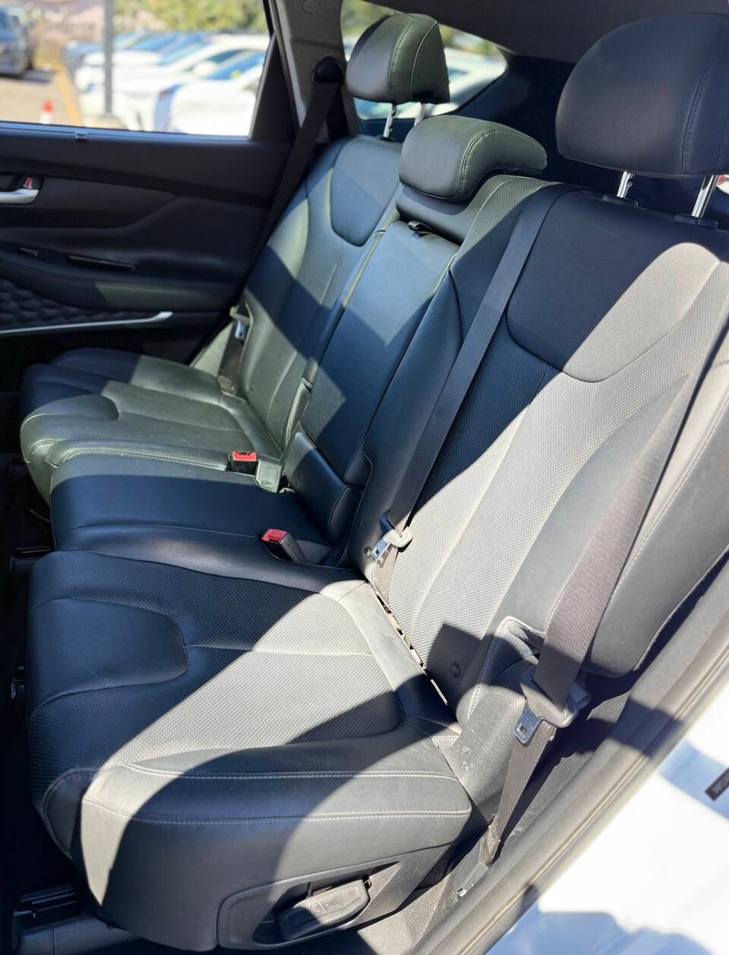Hyundai Santa Fe Vehicle Full-screen Gallery Image 15
