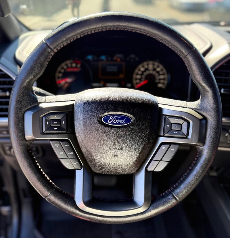 Ford F-150 Vehicle Full-screen Gallery Image 10