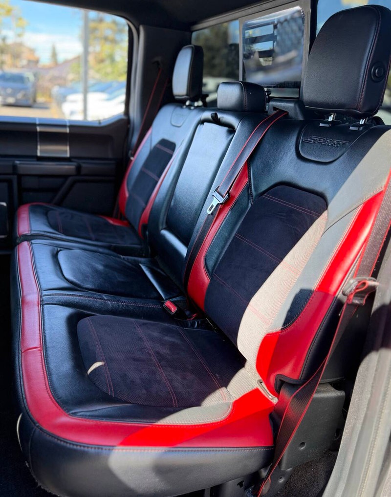 Ford F-150 Vehicle Full-screen Gallery Image 15