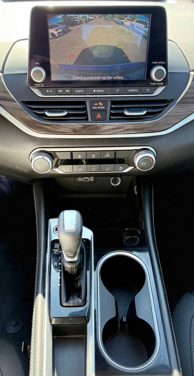 Nissan Altima Vehicle Full-screen Gallery Image 11