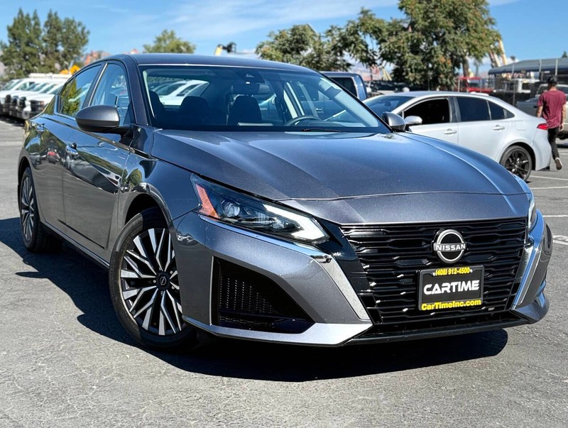 Nissan Altima Vehicle Full-screen Gallery Image 03