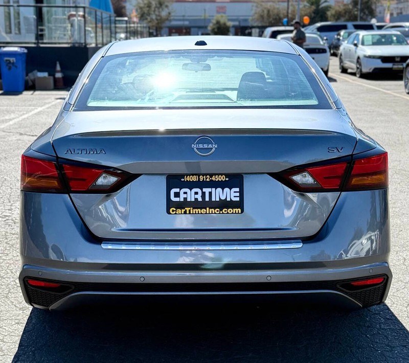 Nissan Altima Vehicle Full-screen Gallery Image 05