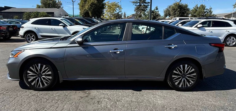 Nissan Altima Vehicle Full-screen Gallery Image 07