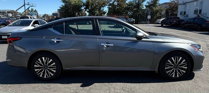 Nissan Altima Vehicle Full-screen Gallery Image 08