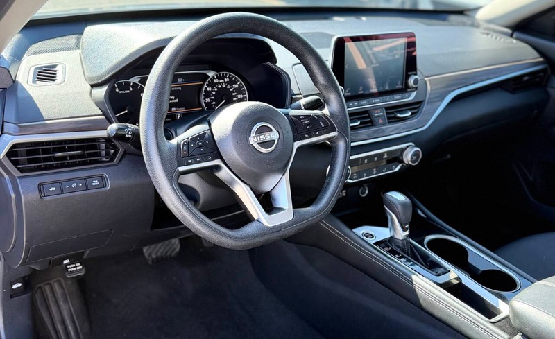 Nissan Altima Vehicle Full-screen Gallery Image 09