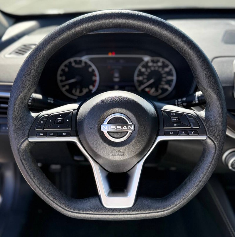 Nissan Altima Vehicle Full-screen Gallery Image 10