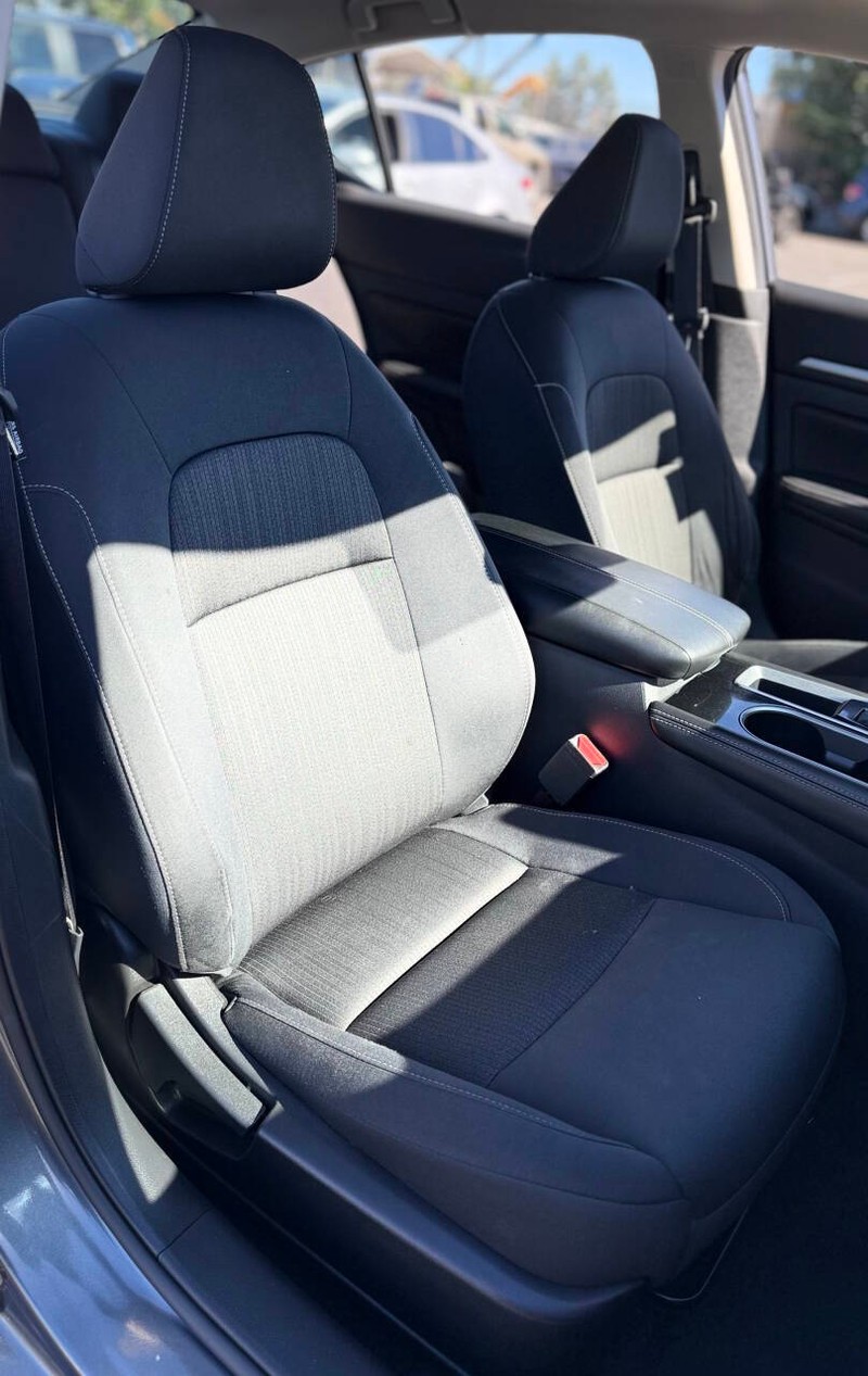 Nissan Altima Vehicle Full-screen Gallery Image 12