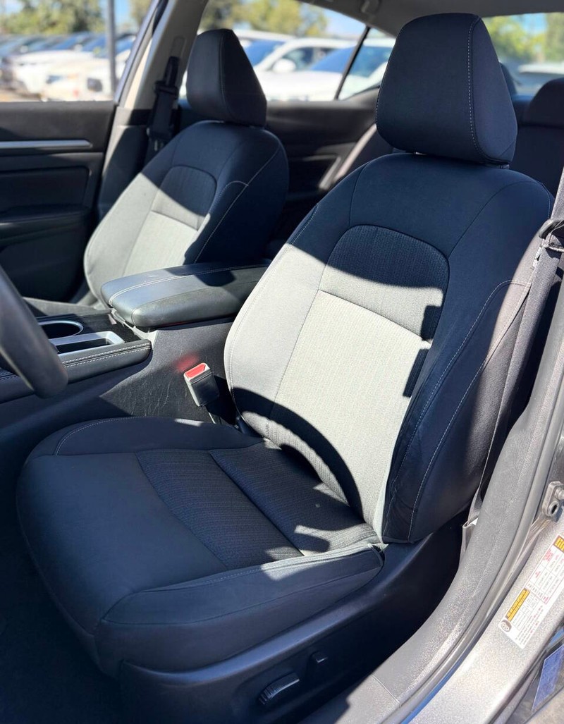 Nissan Altima Vehicle Full-screen Gallery Image 13
