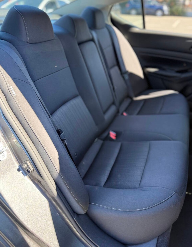 Nissan Altima Vehicle Full-screen Gallery Image 14