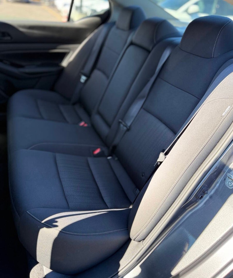 Nissan Altima Vehicle Full-screen Gallery Image 15
