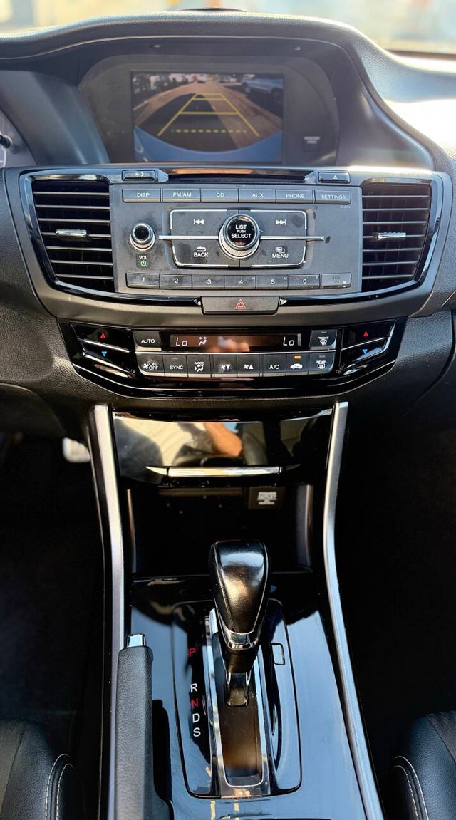 Honda Accord Sedan Vehicle Full-screen Gallery Image 11