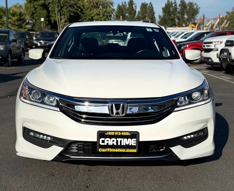 Honda Accord Sedan Vehicle Full-screen Gallery Image 03
