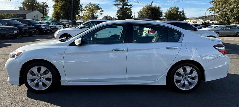 Honda Accord Sedan Vehicle Full-screen Gallery Image 04
