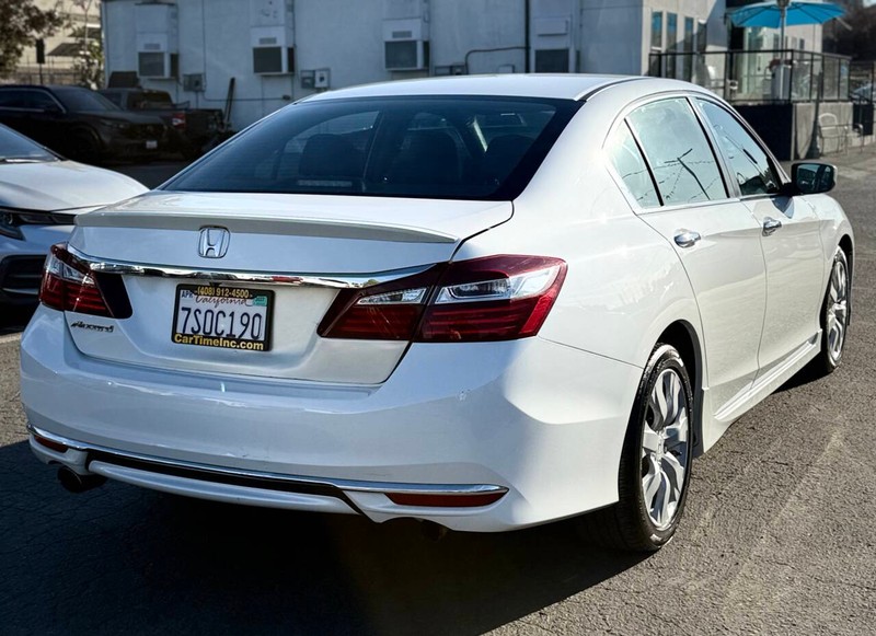 Honda Accord Sedan Vehicle Full-screen Gallery Image 05