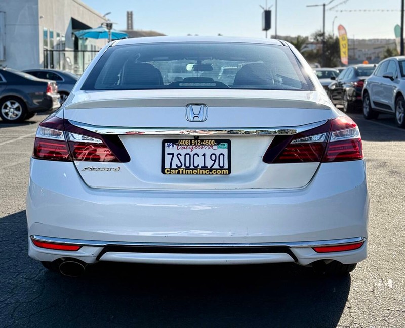 Honda Accord Sedan Vehicle Full-screen Gallery Image 06