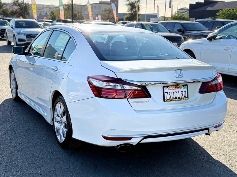 Honda Accord Sedan Vehicle Full-screen Gallery Image 07