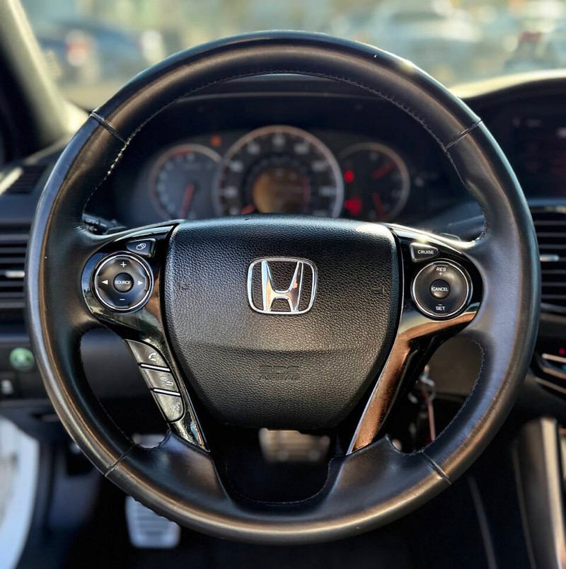 Honda Accord Sedan Vehicle Full-screen Gallery Image 10