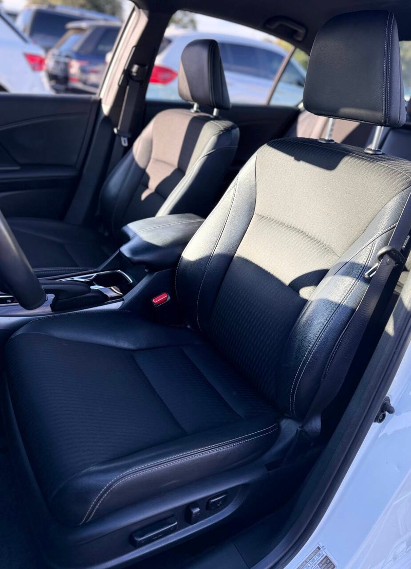 Honda Accord Sedan Vehicle Full-screen Gallery Image 12