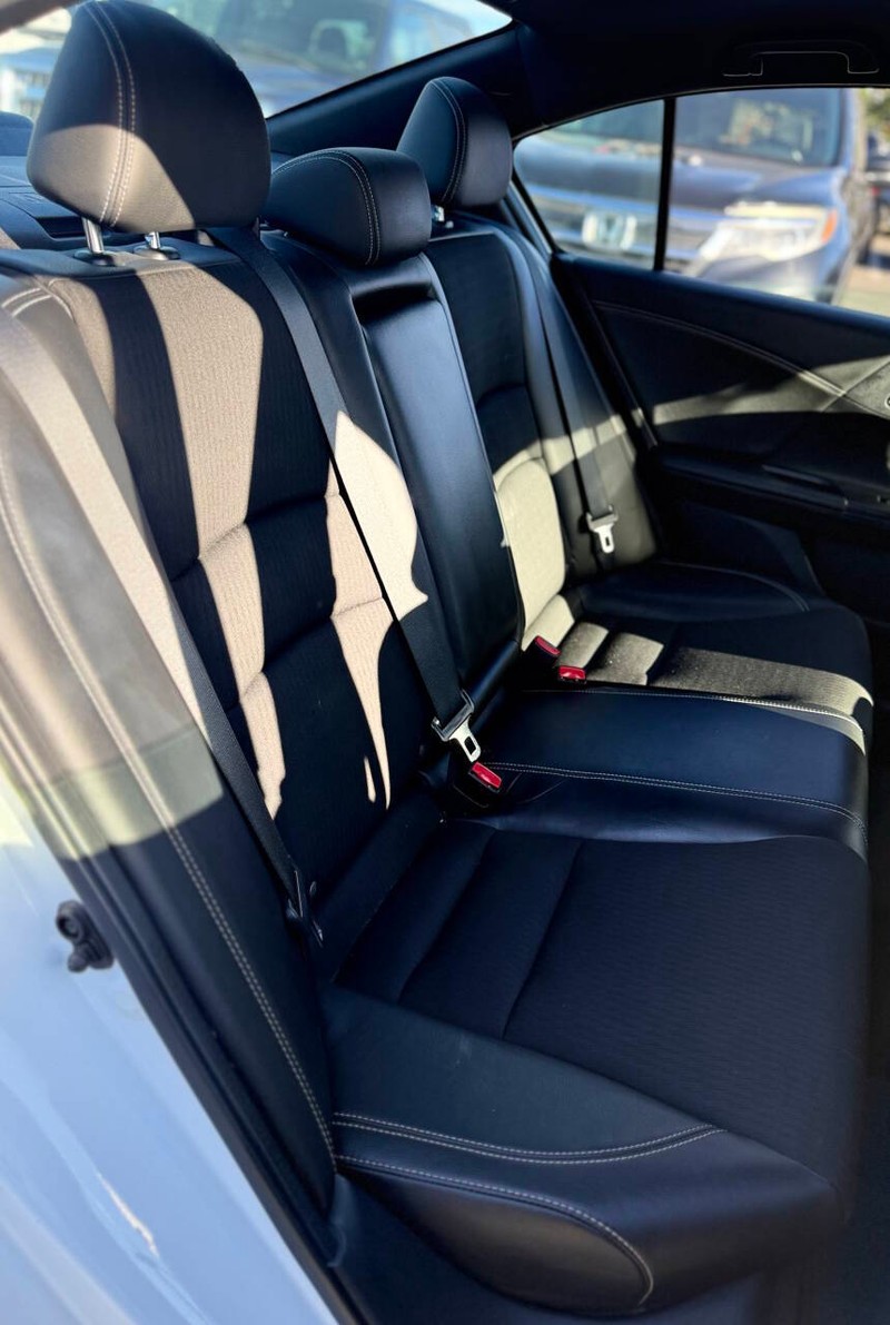 Honda Accord Sedan Vehicle Full-screen Gallery Image 14