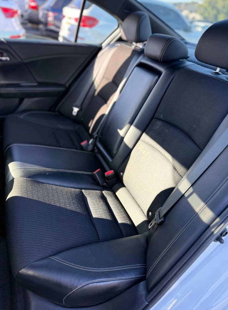 Honda Accord Sedan Vehicle Full-screen Gallery Image 15