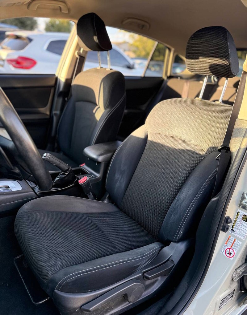 Subaru XV Crosstrek Vehicle Full-screen Gallery Image 12