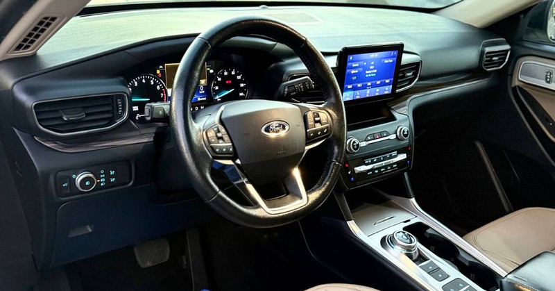 Ford Explorer Vehicle Full-screen Gallery Image 08