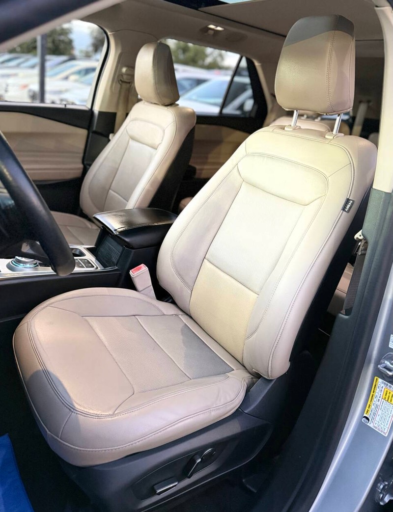 Ford Explorer Vehicle Full-screen Gallery Image 12
