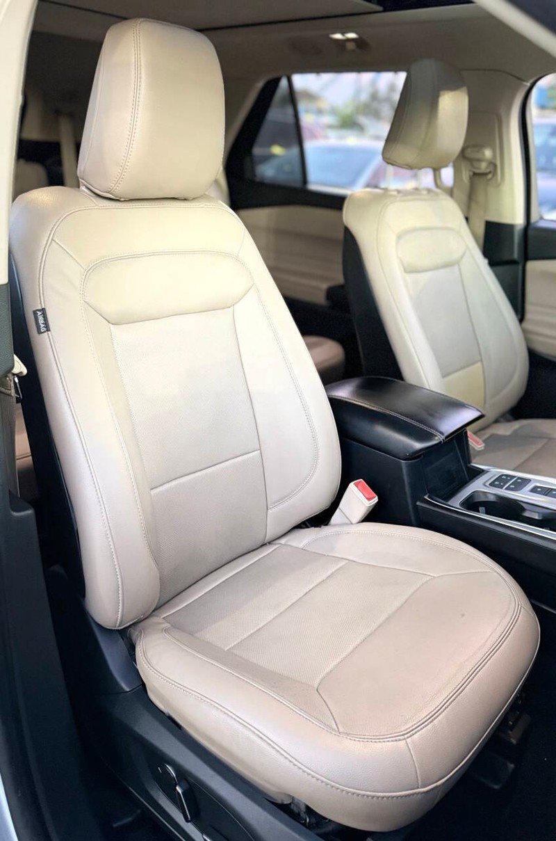Ford Explorer Vehicle Full-screen Gallery Image 13