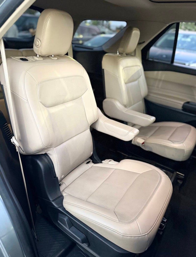 Ford Explorer Vehicle Full-screen Gallery Image 14