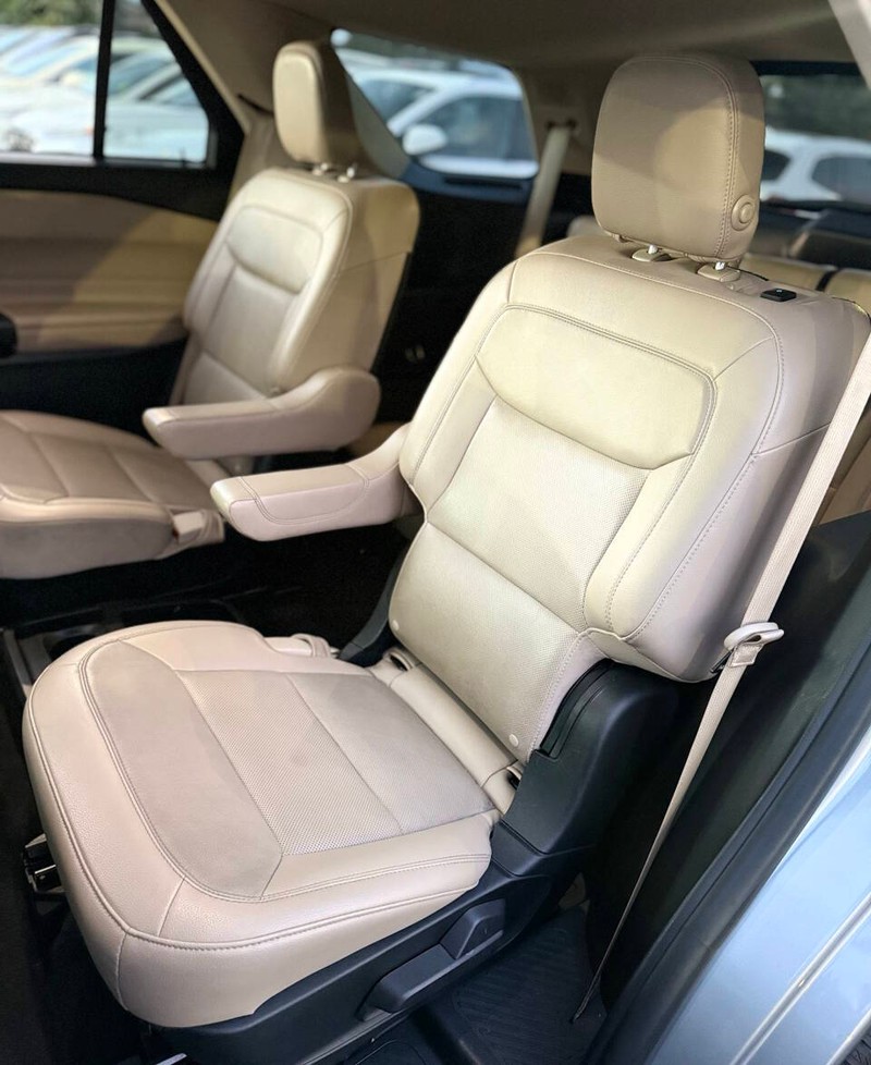 Ford Explorer Vehicle Full-screen Gallery Image 15