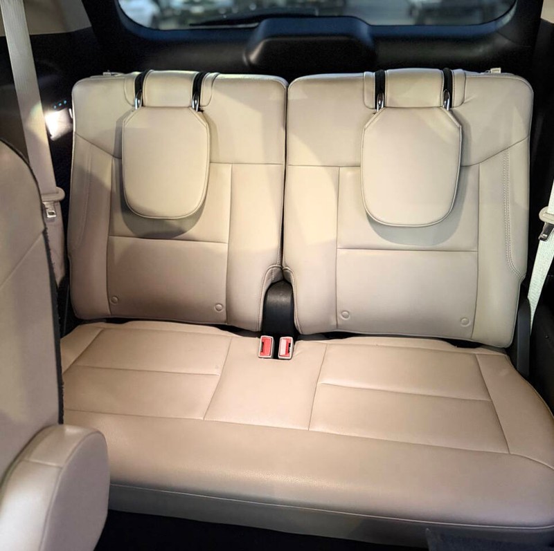 Ford Explorer Vehicle Full-screen Gallery Image 16