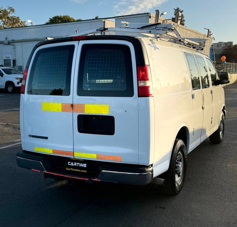 Chevrolet Express Cargo Van Vehicle Full-screen Gallery Image 04