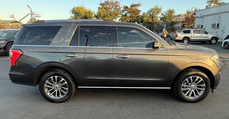 Ford Expedition Vehicle Full-screen Gallery Image 07