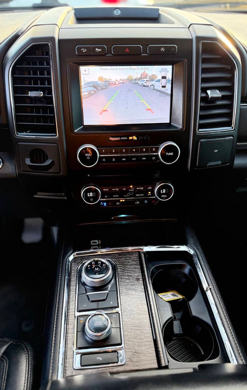 Ford Expedition Vehicle Full-screen Gallery Image 11