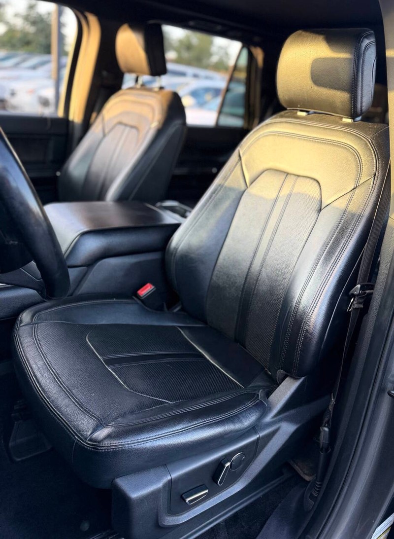Ford Expedition Vehicle Full-screen Gallery Image 12