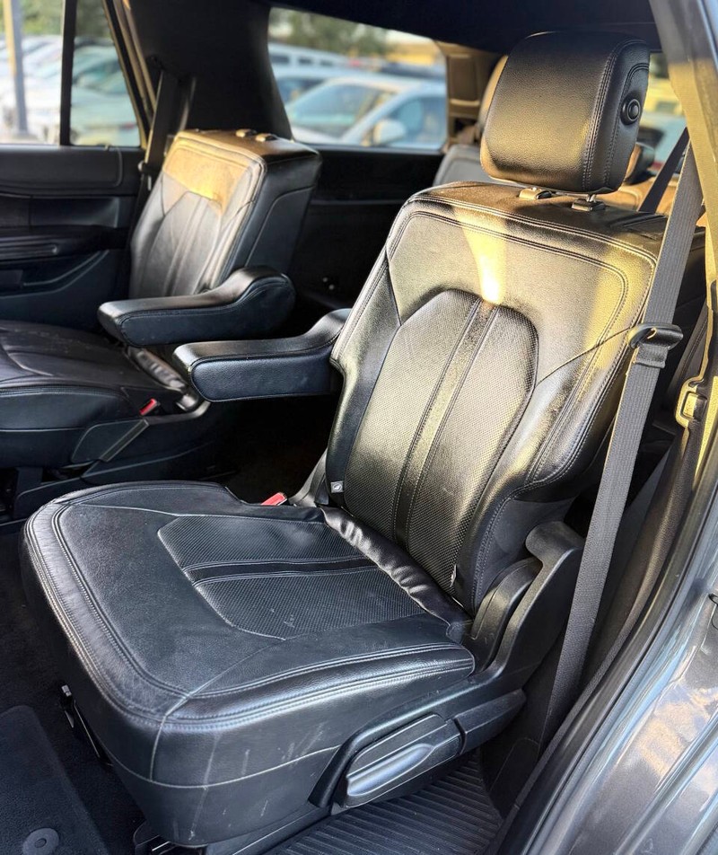 Ford Expedition Vehicle Full-screen Gallery Image 15