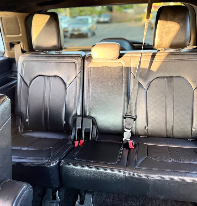 Ford Expedition Vehicle Full-screen Gallery Image 16