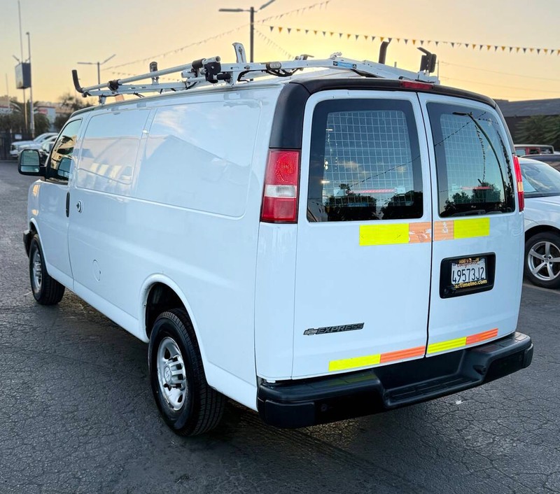 Chevrolet Express Cargo Van Vehicle Full-screen Gallery Image 06