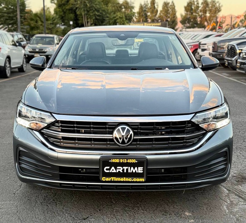 Volkswagen Jetta Vehicle Full-screen Gallery Image 02