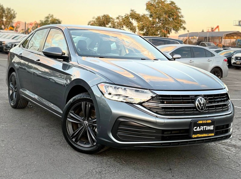 Volkswagen Jetta Vehicle Full-screen Gallery Image 03