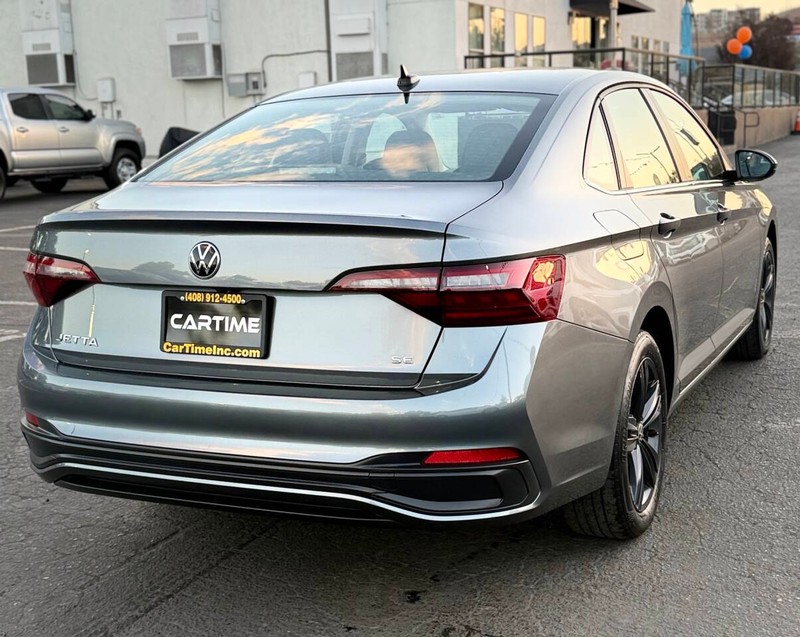 Volkswagen Jetta Vehicle Full-screen Gallery Image 04