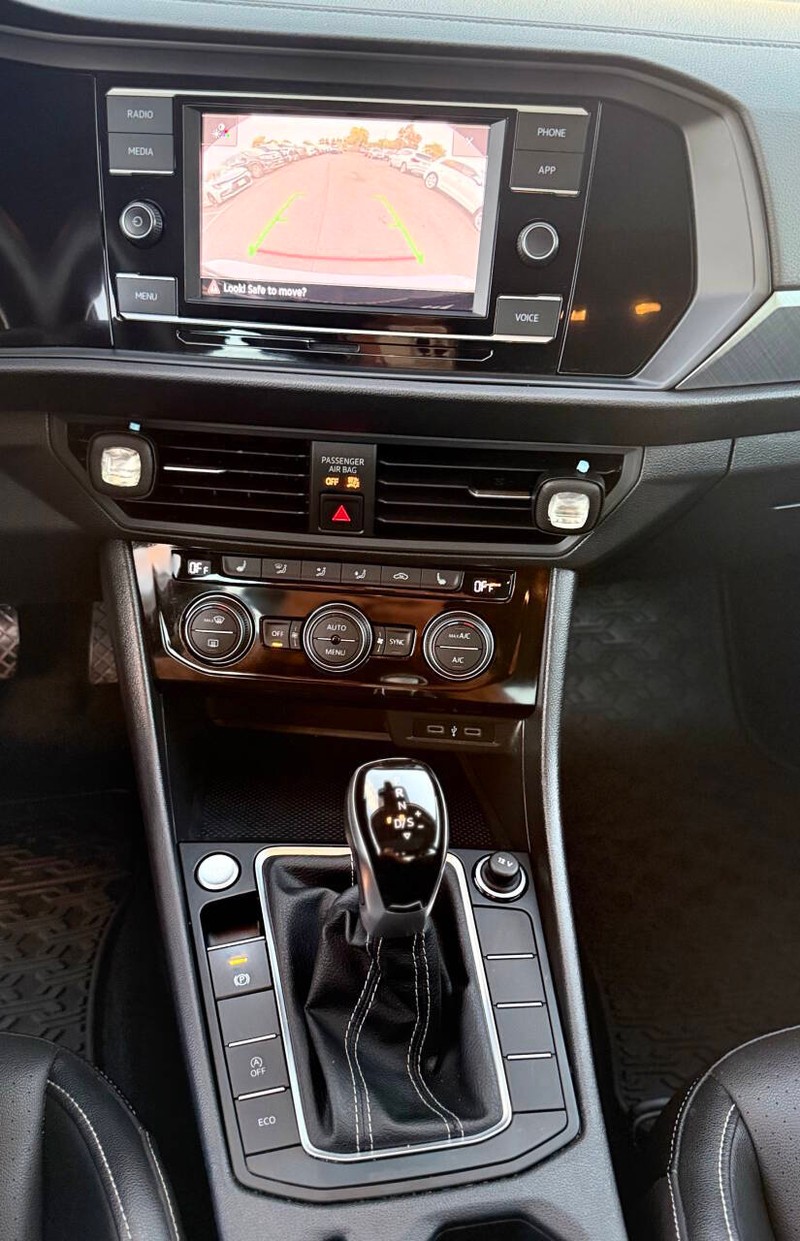Volkswagen Jetta Vehicle Full-screen Gallery Image 10