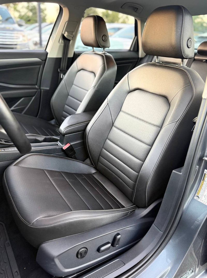 Volkswagen Jetta Vehicle Full-screen Gallery Image 11