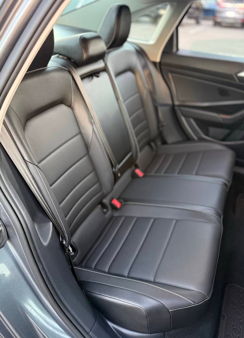 Volkswagen Jetta Vehicle Full-screen Gallery Image 13
