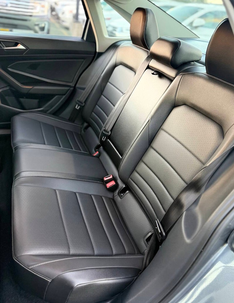 Volkswagen Jetta Vehicle Full-screen Gallery Image 14