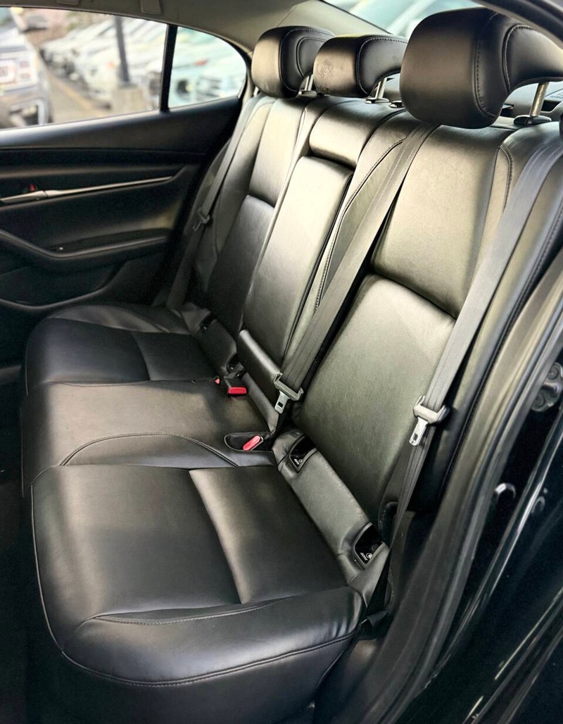 Mazda Mazda3 Sedan Vehicle Full-screen Gallery Image 15