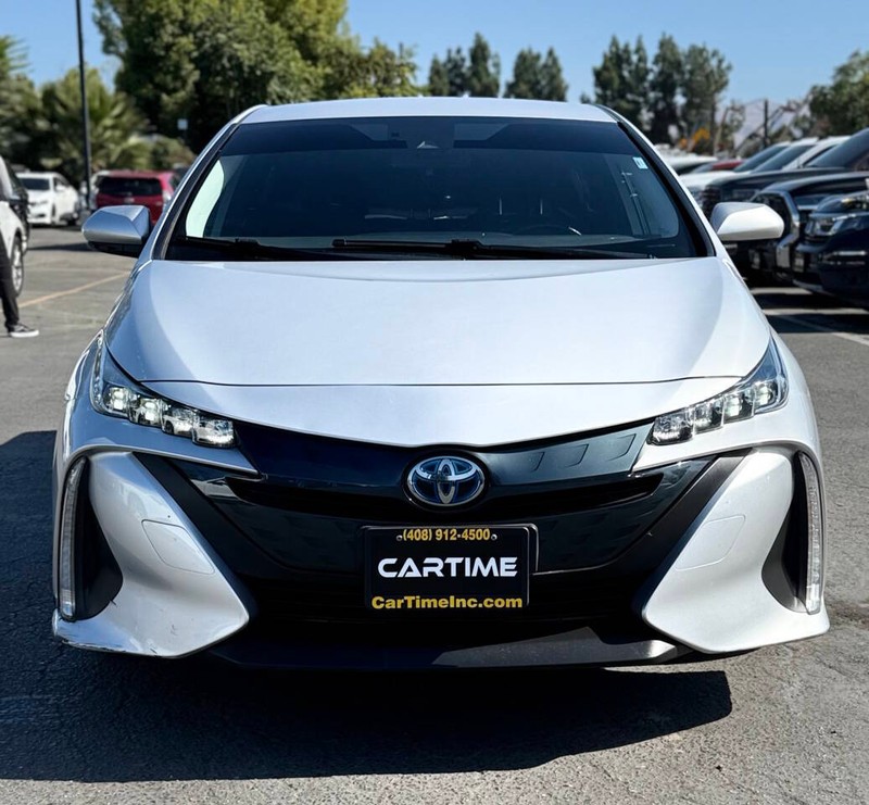 Toyota Prius Prime Vehicle Full-screen Gallery Image 02