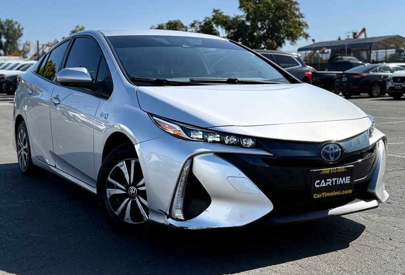 Toyota Prius Prime Vehicle Full-screen Gallery Image 03