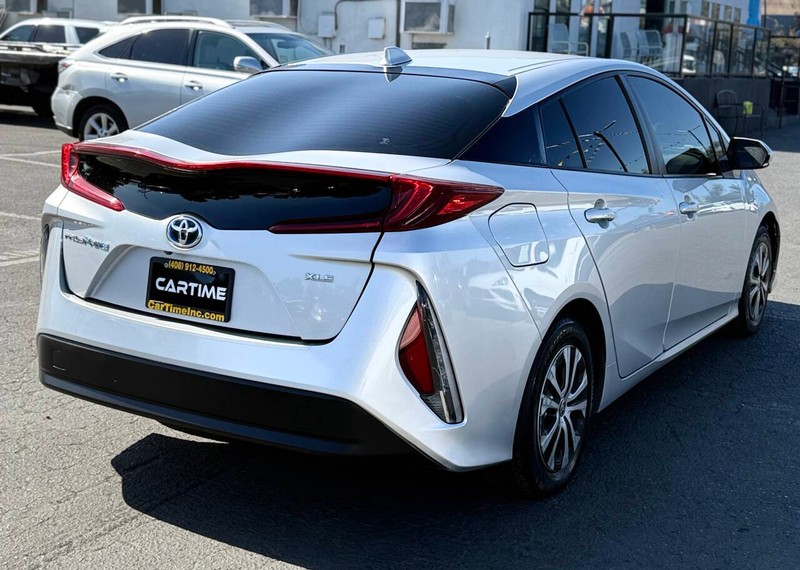 Toyota Prius Prime Vehicle Full-screen Gallery Image 04